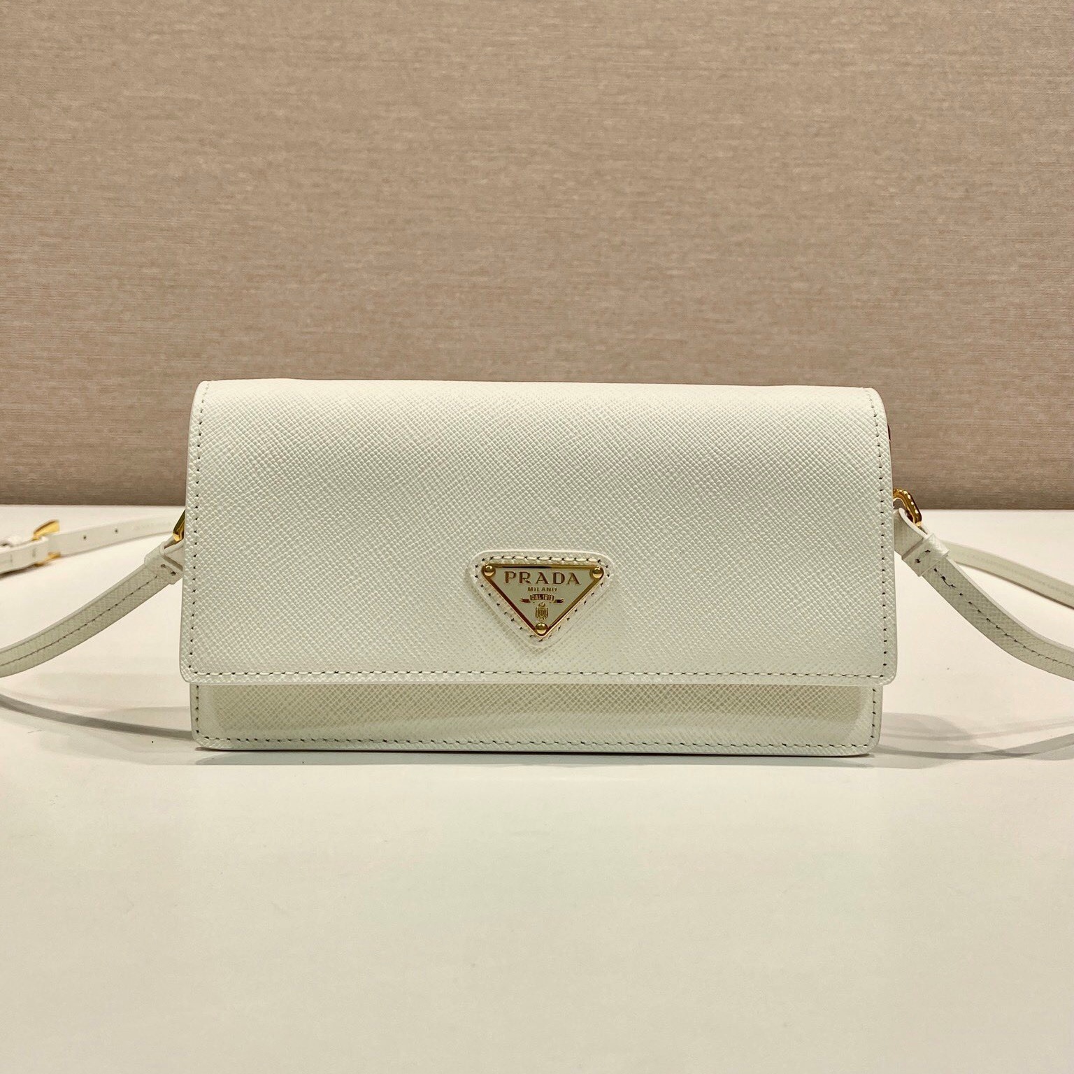 프라다 가죽 숄더백 (18cm)