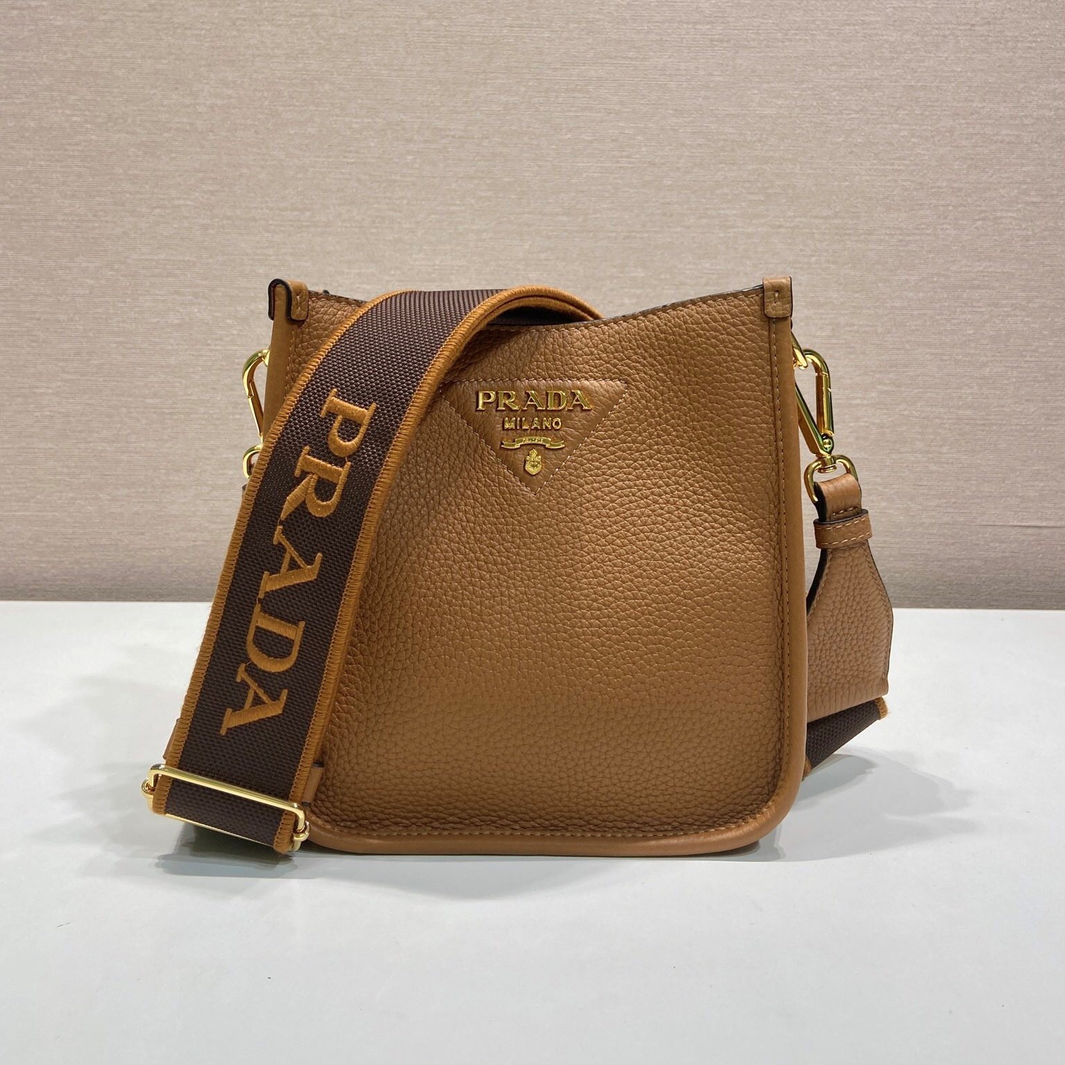 프라다 가죽 숄더백