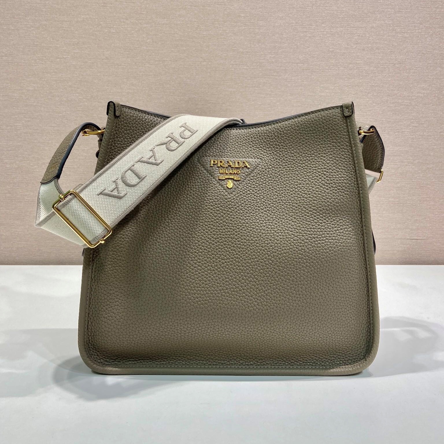 프라다 가죽 숄더백 (30cm)