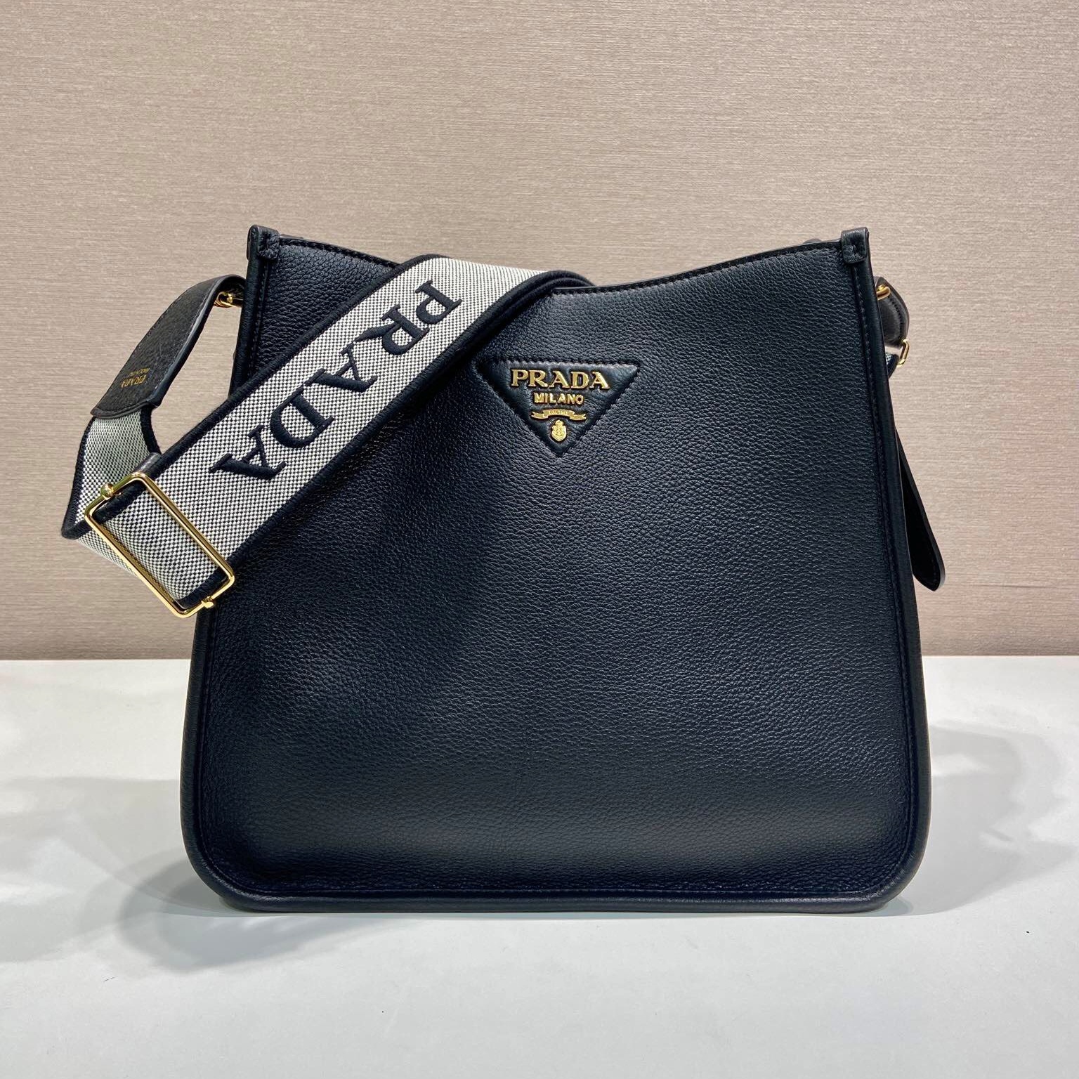 프라다 가죽 숄더백 (30cm)