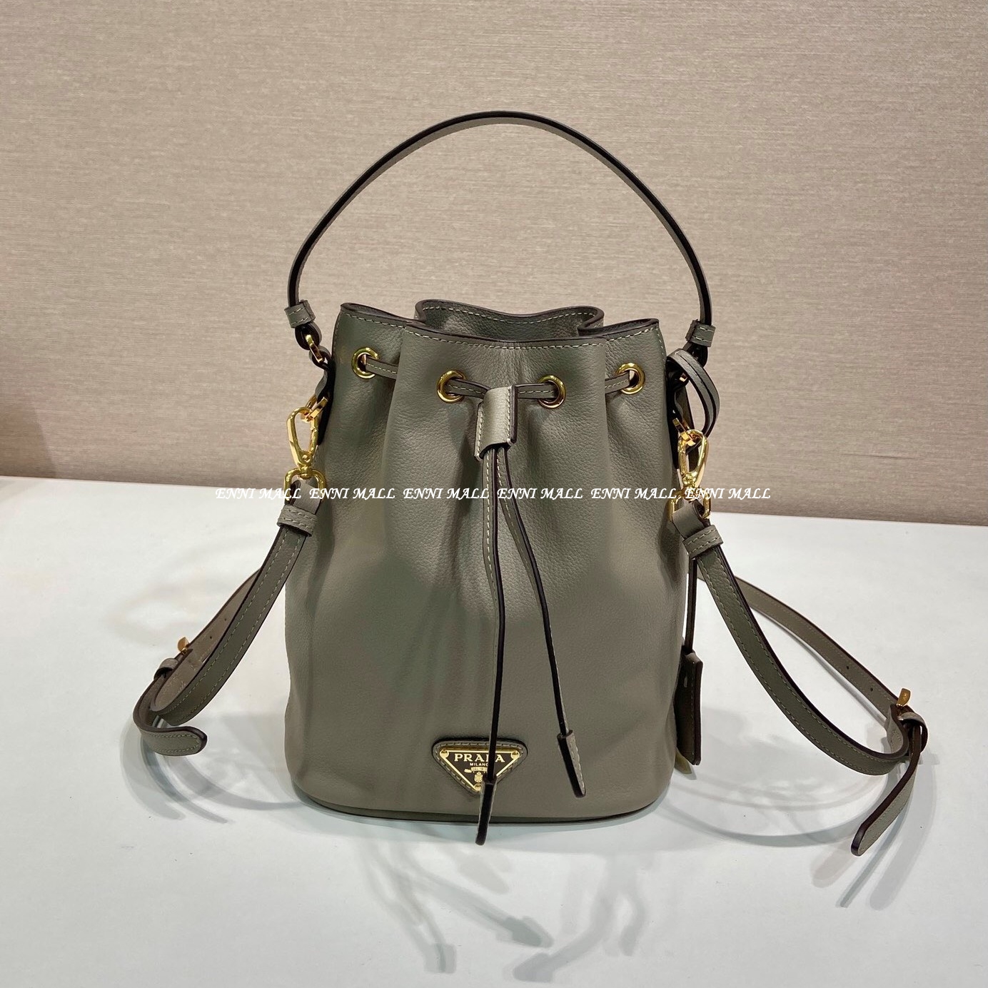 프라다 버킷백