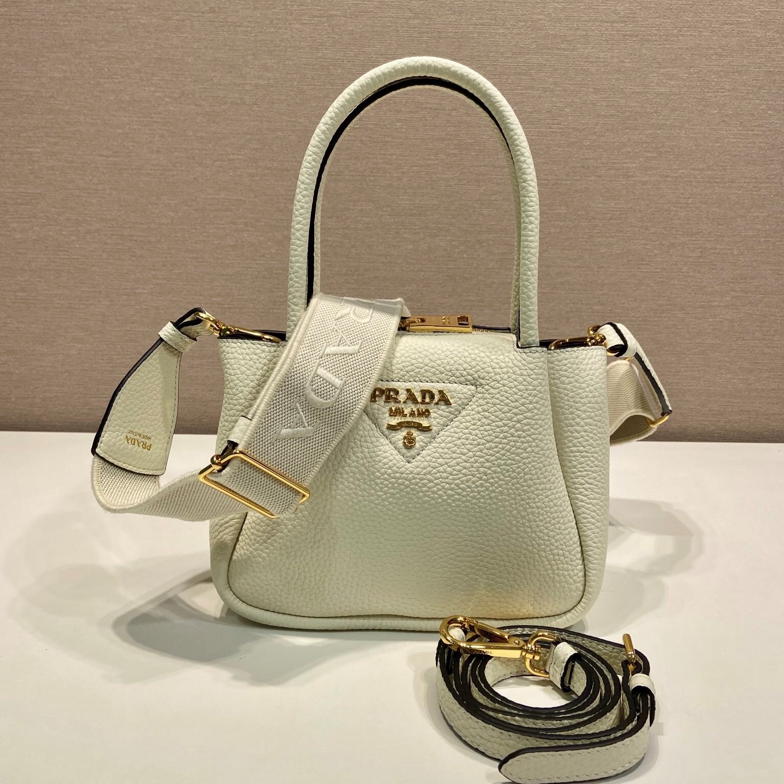 프라다 가죽 숄더백