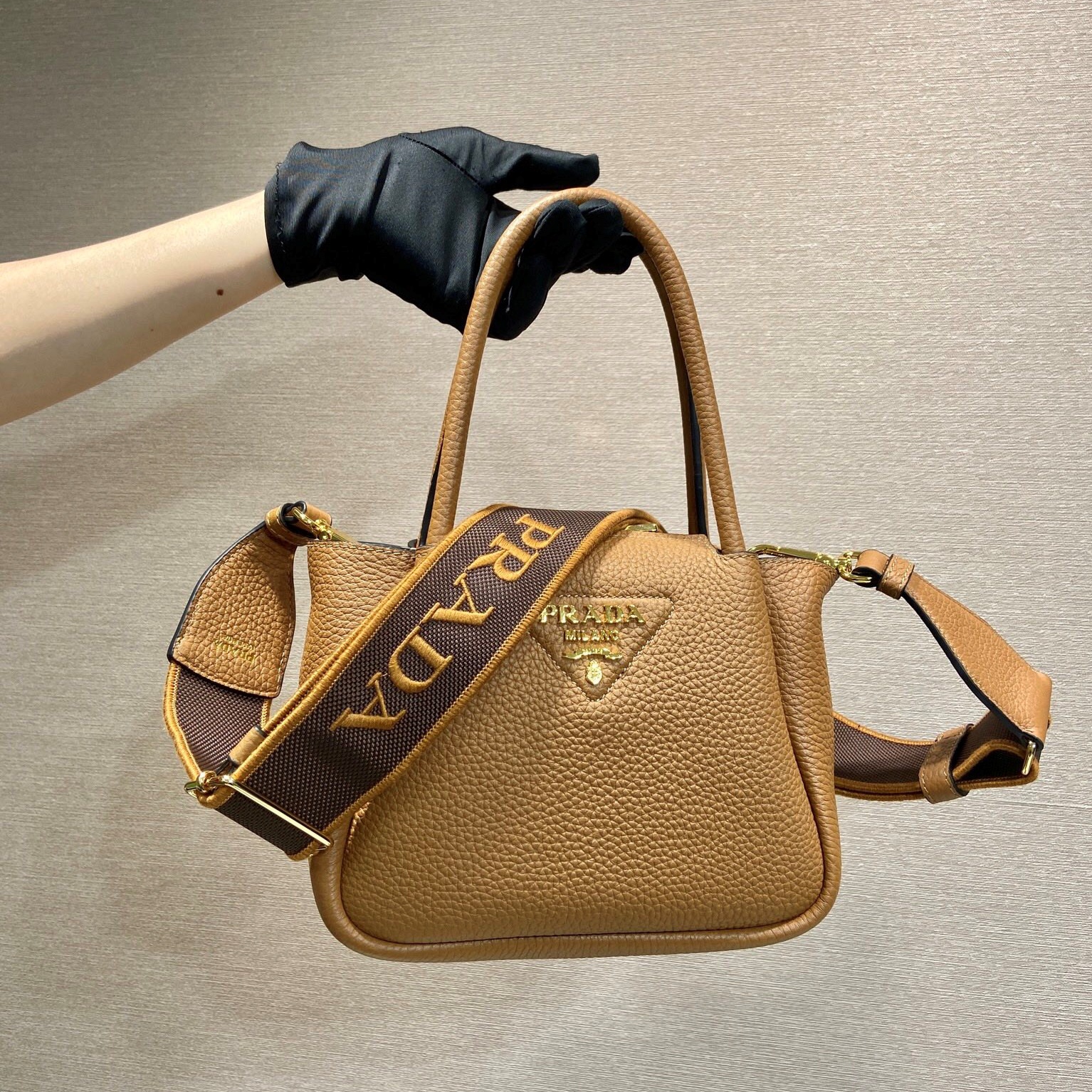 프라다 가죽 숄더백