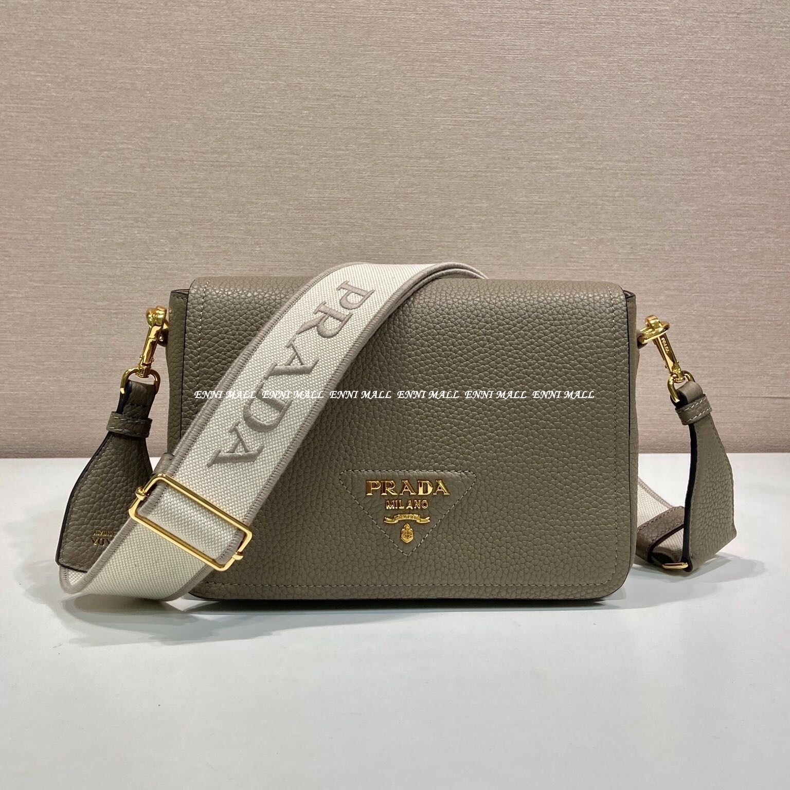 프라다 메신저백 (23cm)