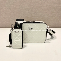 프라다 카메라백 (19cm)
