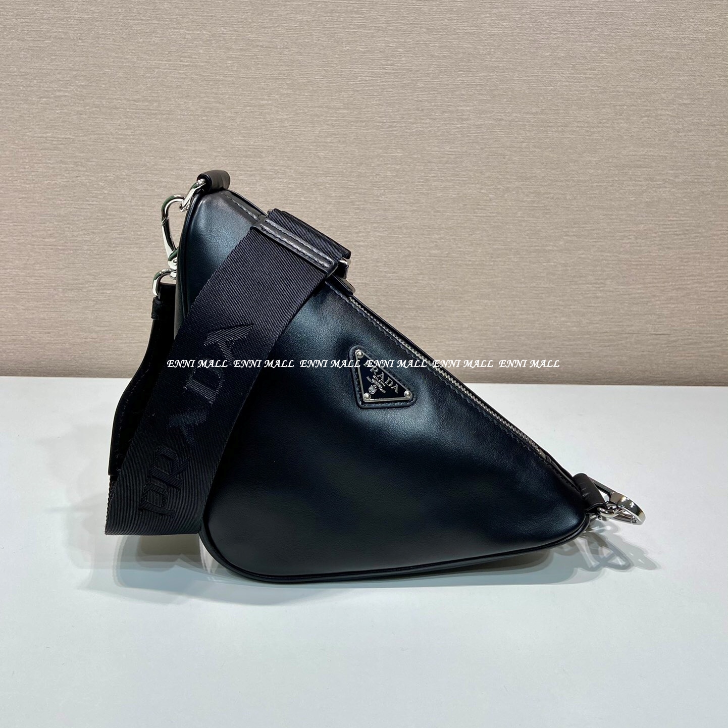 프라다 트라이 앵글 백 (27cm)