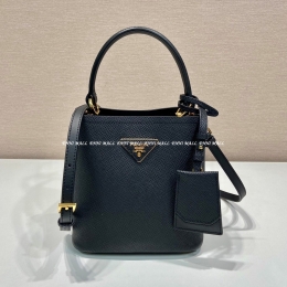 프라다 두블레 버킷백 (17cm)