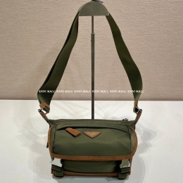 프라다 메신저백 (20cm)