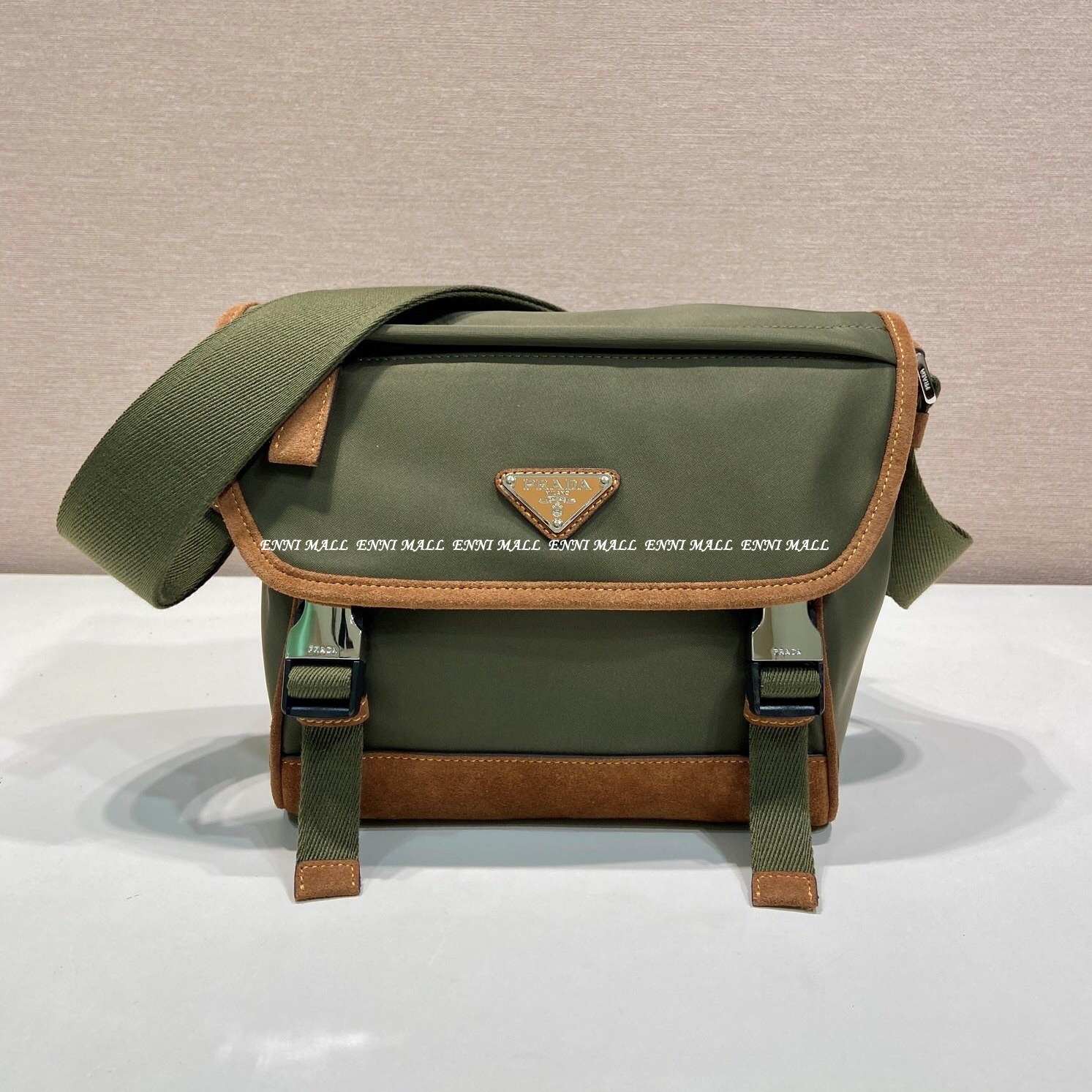 프라다 메신저백 (20cm)