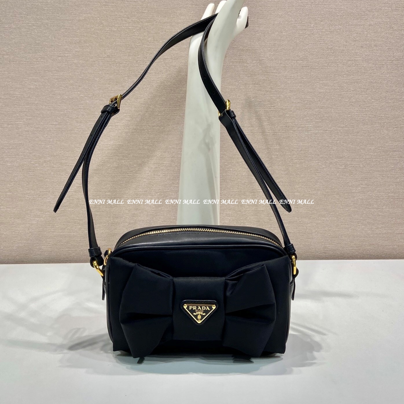 프라다 메신저백 (18.5cm)