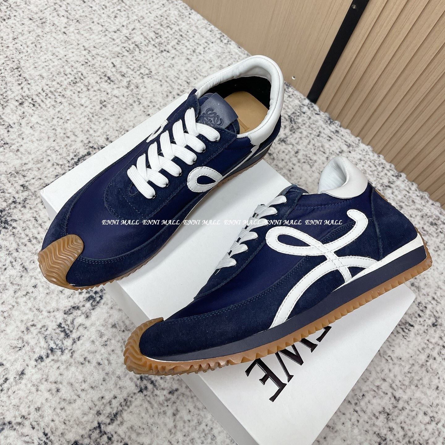 로에베 스니커즈