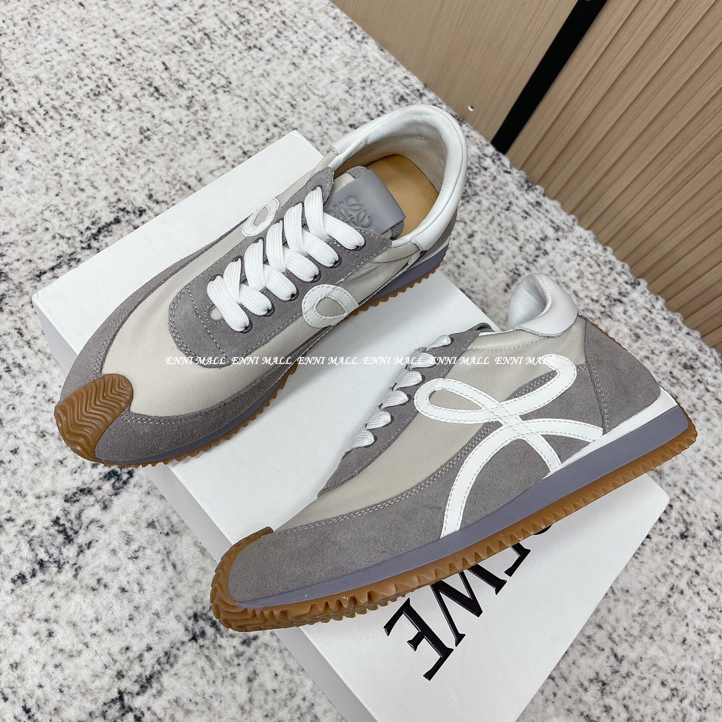 로에베 스니커즈