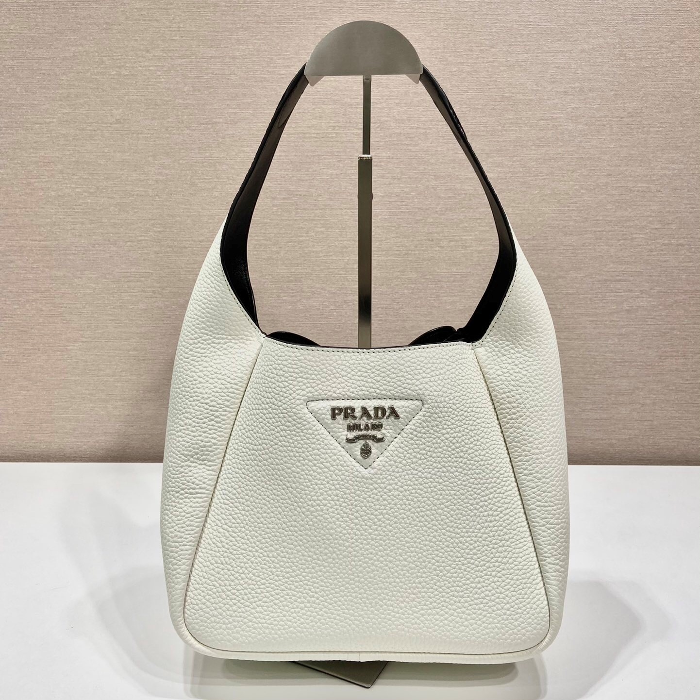 프라다 가죽 핸드백 (23cm)